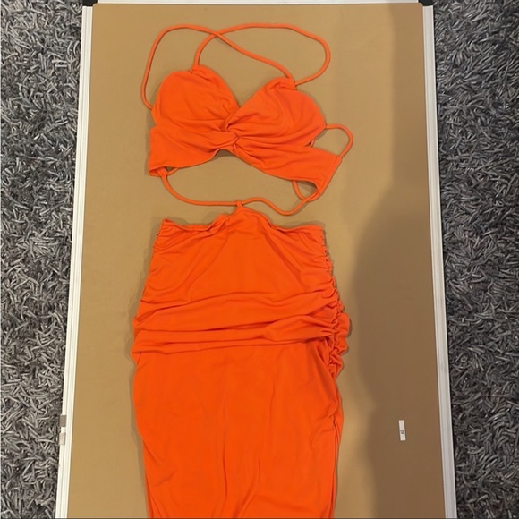 BACKLESS ORANGE MAXI DRESS - Picture 4 of 4
